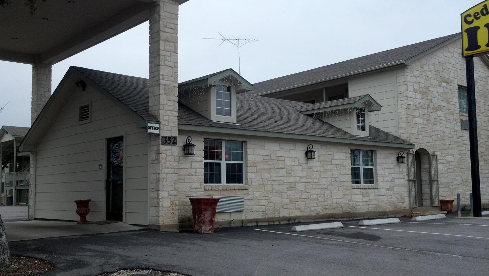Cedar Creek Inn Bertram Exteriör bild