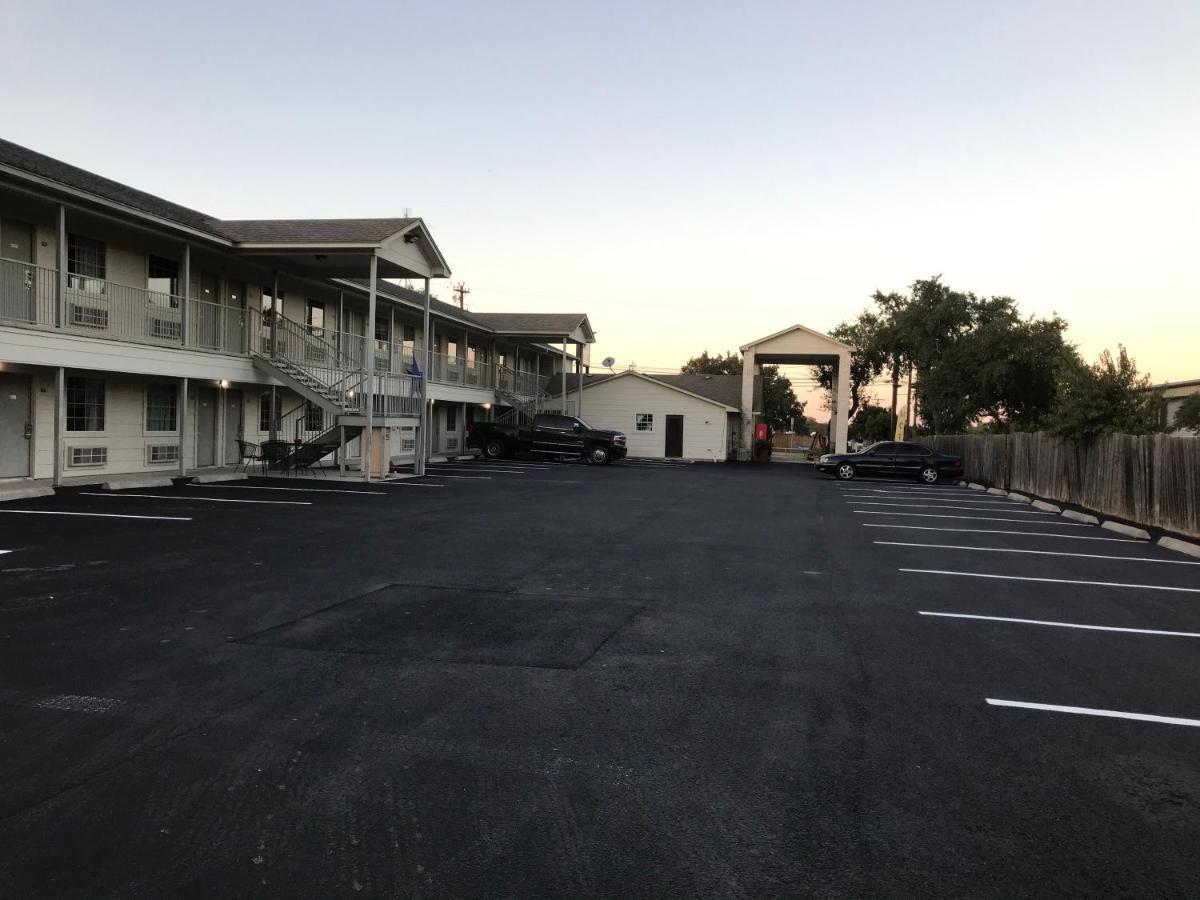 Cedar Creek Inn Bertram Exteriör bild